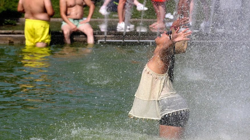 Главная картинка новости: Жара в Новороссийске: как пережить +33°C и остаться в тонусе