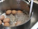 Как очистить варёное яйцо за секунду — лайфхак от шеф-повара