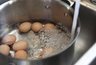 Миниатюра новости: Как очистить варёное яйцо за секунду — лайфхак от шеф-повара