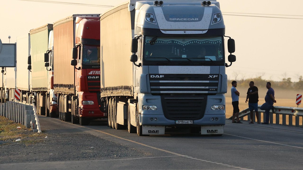 Главная картинка новости: Новороссийск в тисках пробок: власти просят грузовики уйти в ночь