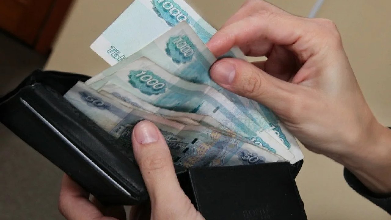 Главная картинка новости: Гутенёв: снимайте крупные суммы наличными на случай долгих сбоев с картами