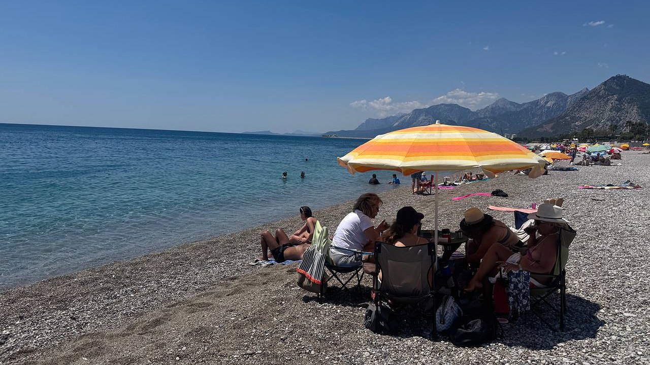 Главная картинка новости: Вильфанд обрадовал туристов: бархатный сезон на Черном море продлится рекордно долго