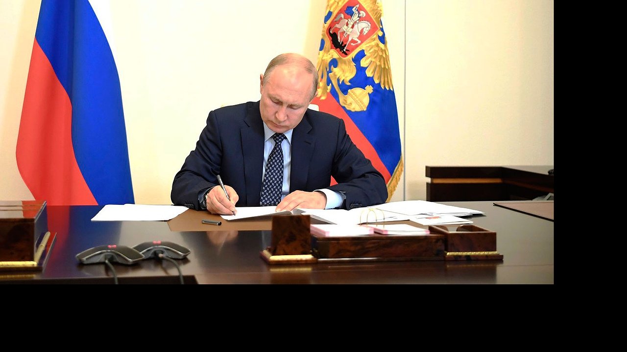 Главная картинка новости: Президент подписал указ: пенсионеры Сбербанка получат неожиданную прибавку в конце августа