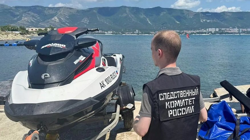 Главная картинка новости: ЧП на пляже Геленджика: двое пострадали на водном аттракционе