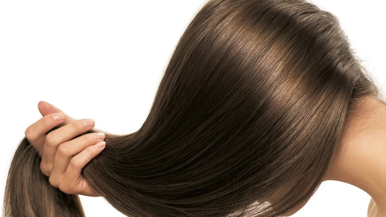 Главная картинка новости: Обычная сода + один аптечный компонент — и волосы блестят, как после салонного ламинирования: секрет без пересушивания