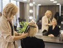 Эта прическа визуально подтягивает овал лица — парикмахеры скрывают её от клиентов за 50+
