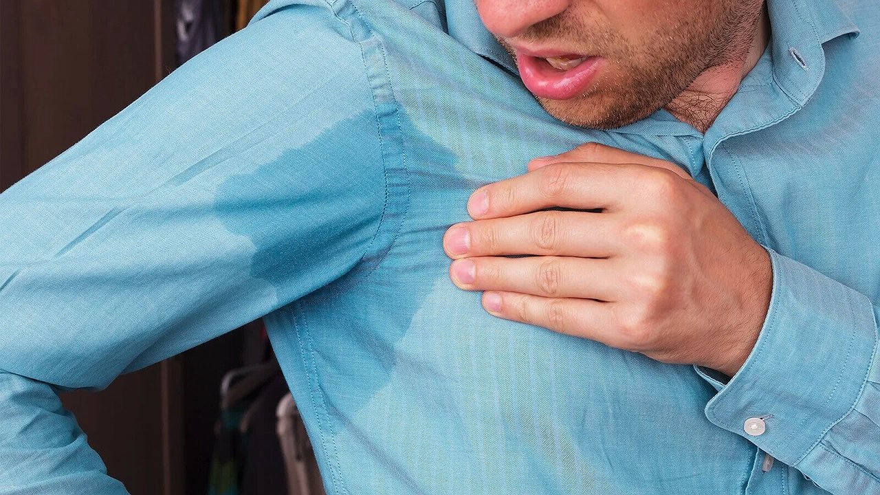 Главная картинка новости: Футболка сохраняет свежесть весь день — аптечный секрет, который нейтрализует запах пота