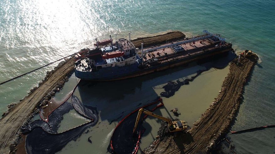 Главная картинка новости: В Новороссийске завершается сборка уникальных коффердамов для затонувших танкеров