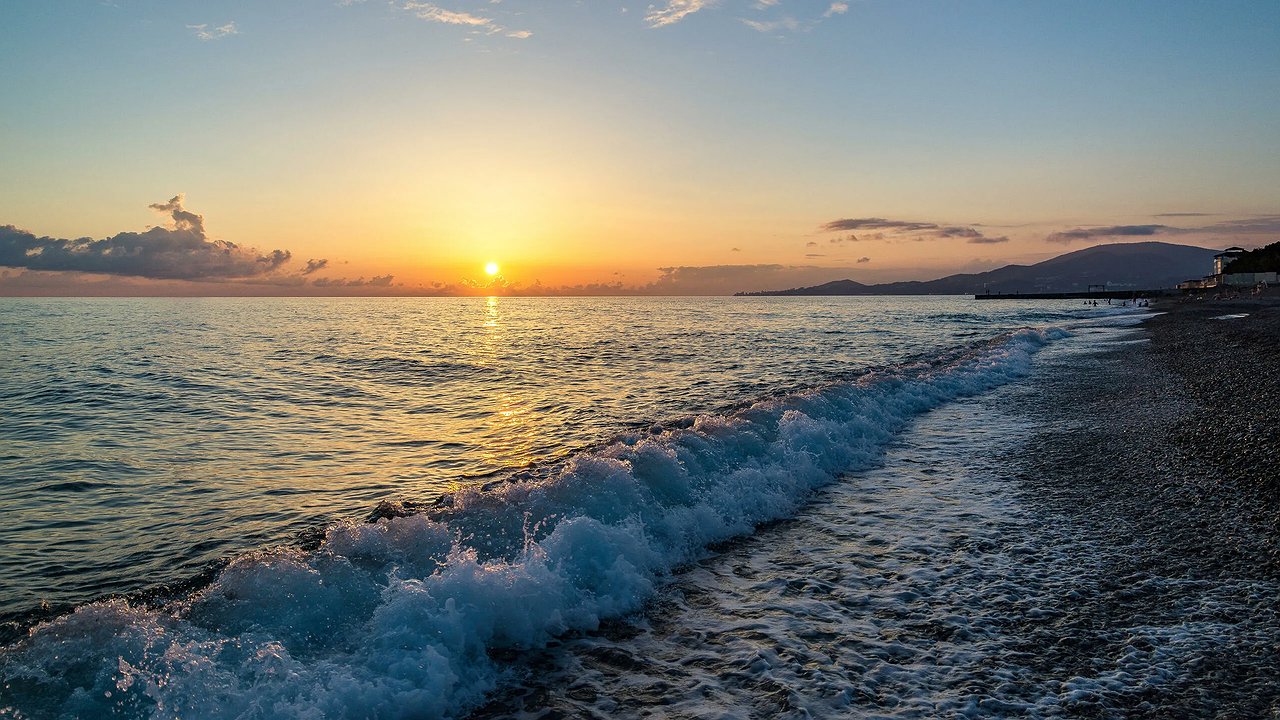 Главная картинка новости: Где купаться в бархатный сезон: рейтинг самых теплых пляжей Кубани с температурой воды до +27°С