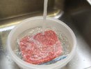 Зачем нужно посыпать замороженное мясо солью: полезный совет для каждой хозяйки