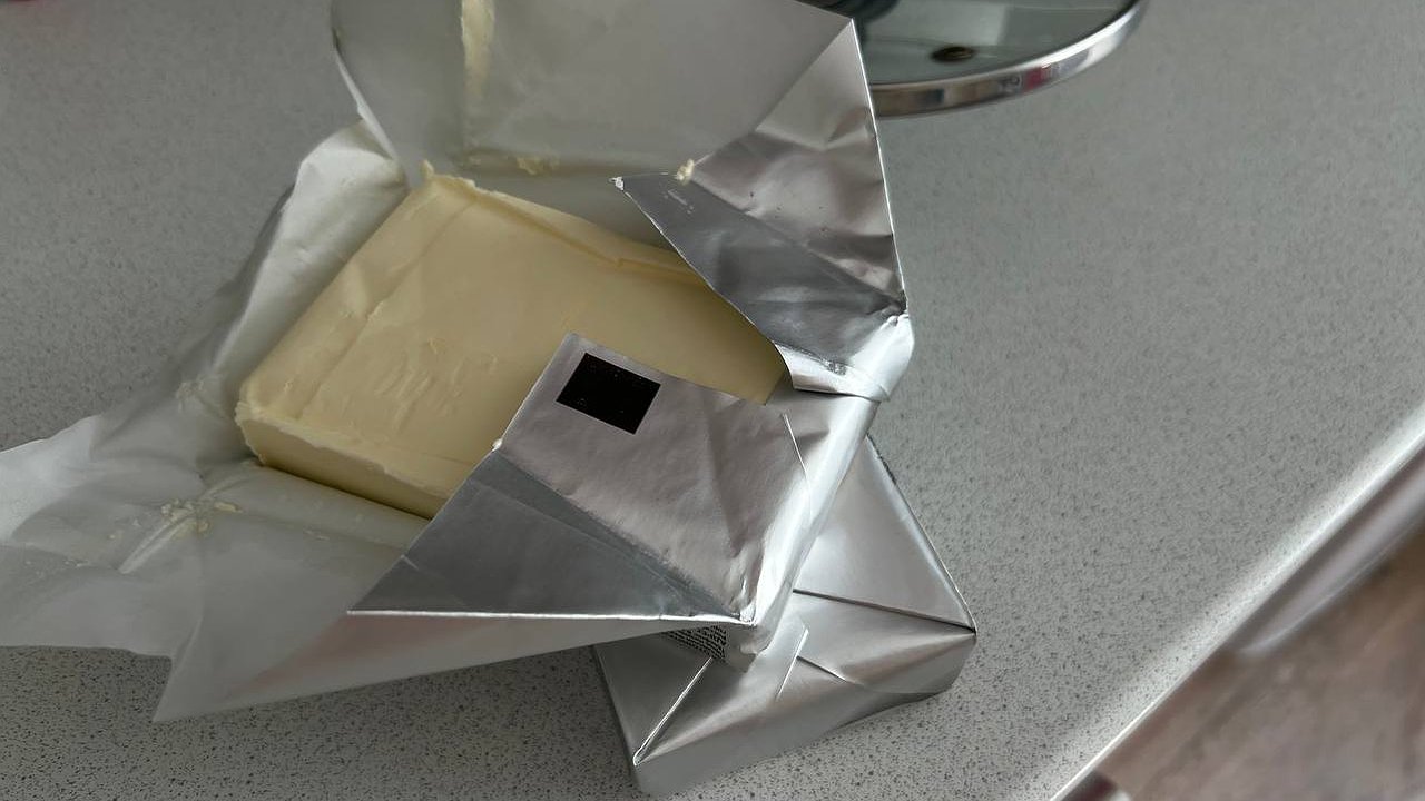 Главная картинка новости: Сливок нет, один маргарин: эти признаки выдают подделку сливочного масла - как распознать фальсификат