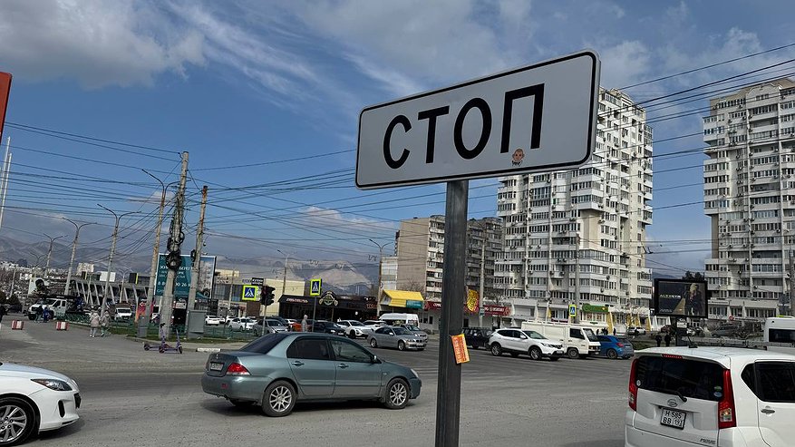 Главная картинка новости: Новороссийск в раскопах: водители и пешеходы месяцами не могут пройти по улицам города