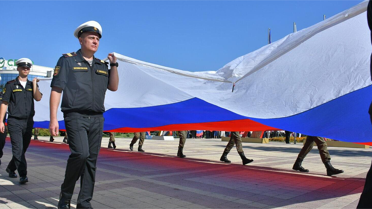 Главная картинка новости: Под звуки гимна и аплодисменты: как Новороссийск отметил День российского флага