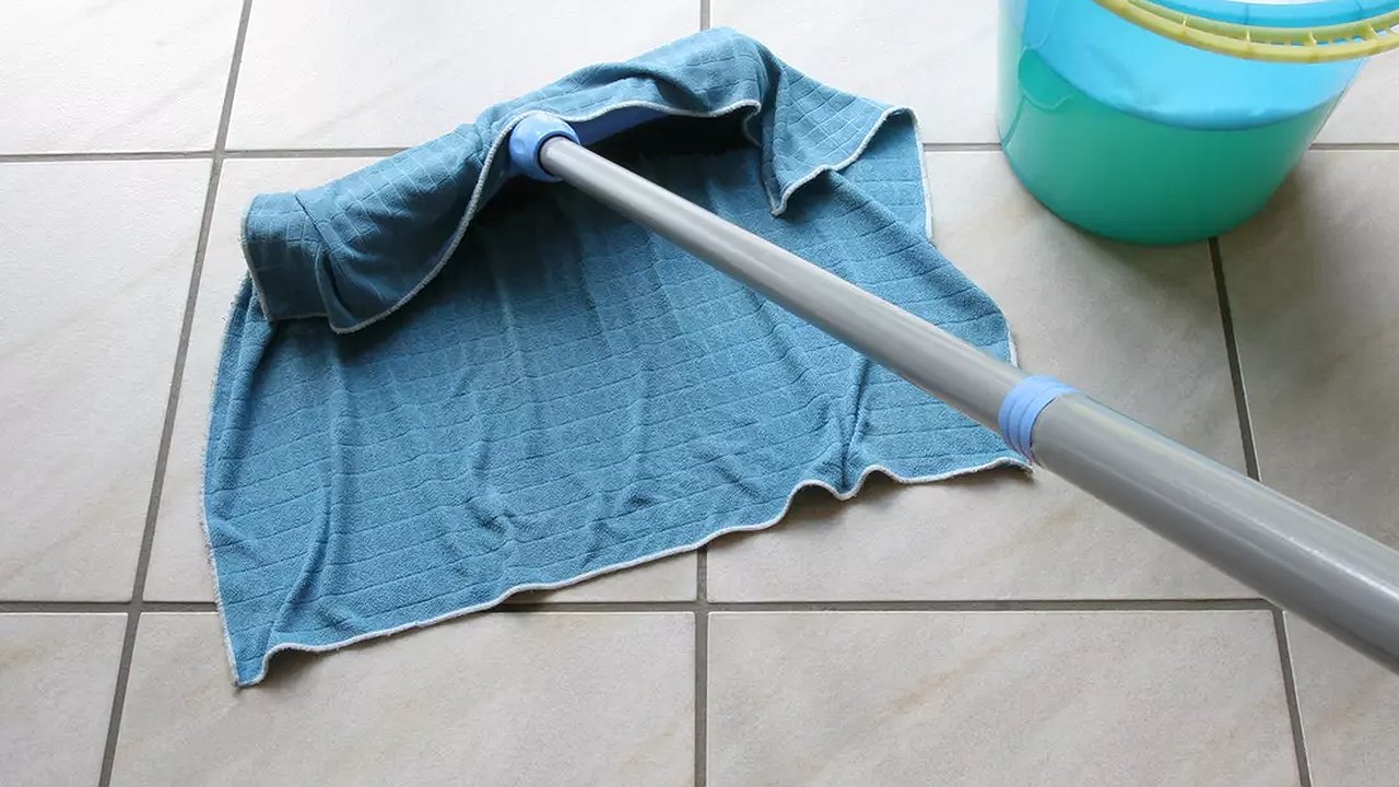 Главная картинка новости: Просто намотала тряпку на швабру: Решаю самую сложную уборку за 5 минут — лайфхак для идеальной чистоты