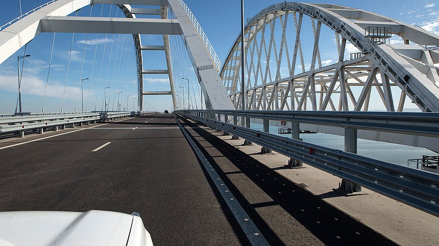Главная картинка новости: Последние данные по пробке на Крымском мосту — 734 автомобиля в очереди на досмотр