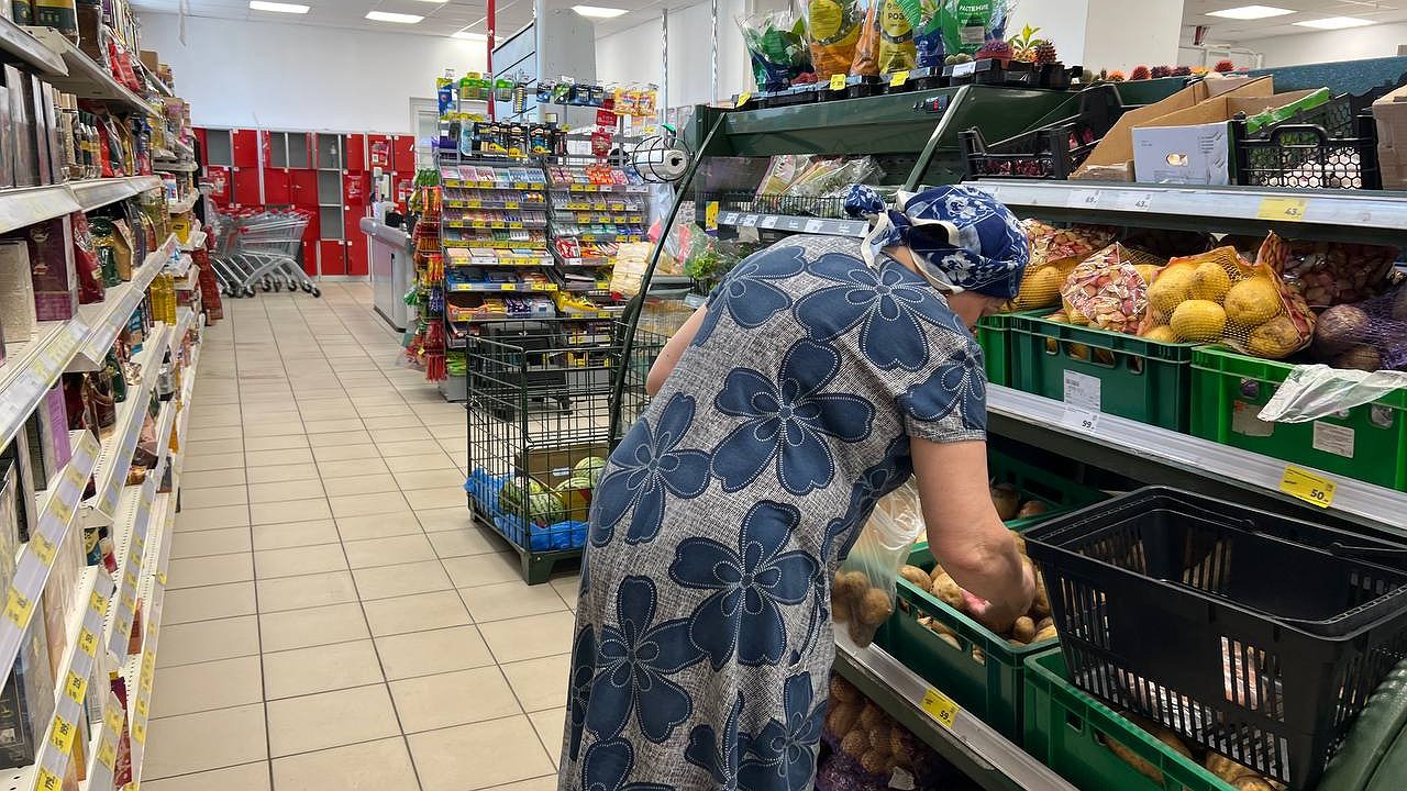 Главная картинка новости: Увеличила мелкий шрифт на ценнике и обомлела: что скрывают аппетитные витрины «Магнита» и «Пятерочки»