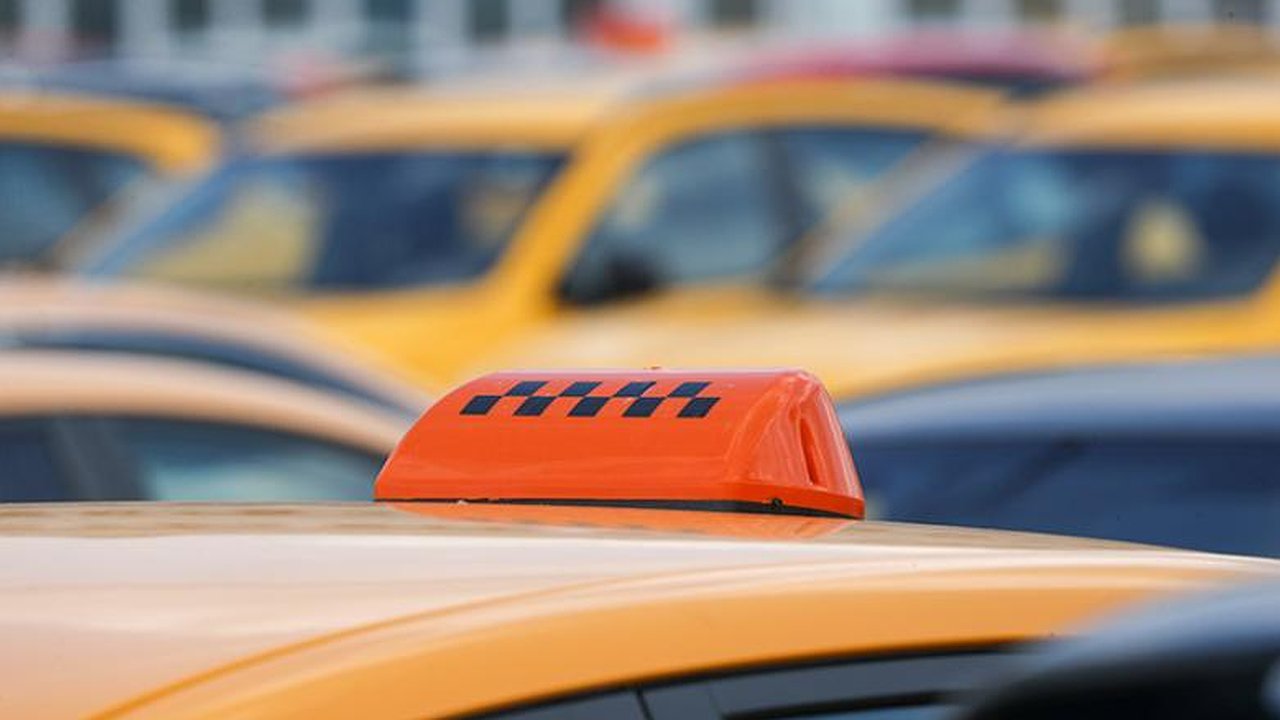 Главная картинка новости: Цены на такси взлетят: россиян ждет подорожание поездок на 30%