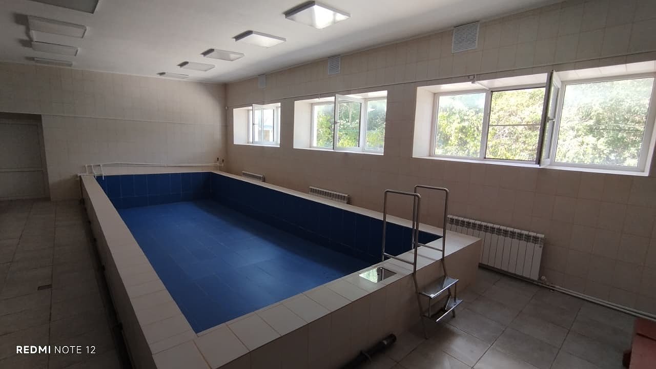 Главная картинка новости: В детском саду Новороссийска открылся обновлённый бассейн: как преобразилось пространство для юных пловцов