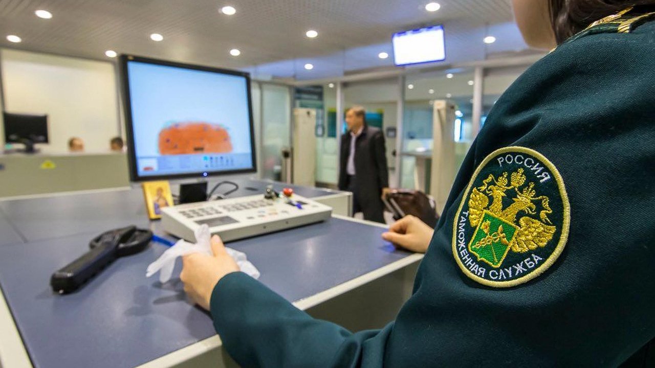 Главная картинка новости: Таможня Новороссийска изъяла автобиографию Гитлера на турецком у члена экипажа