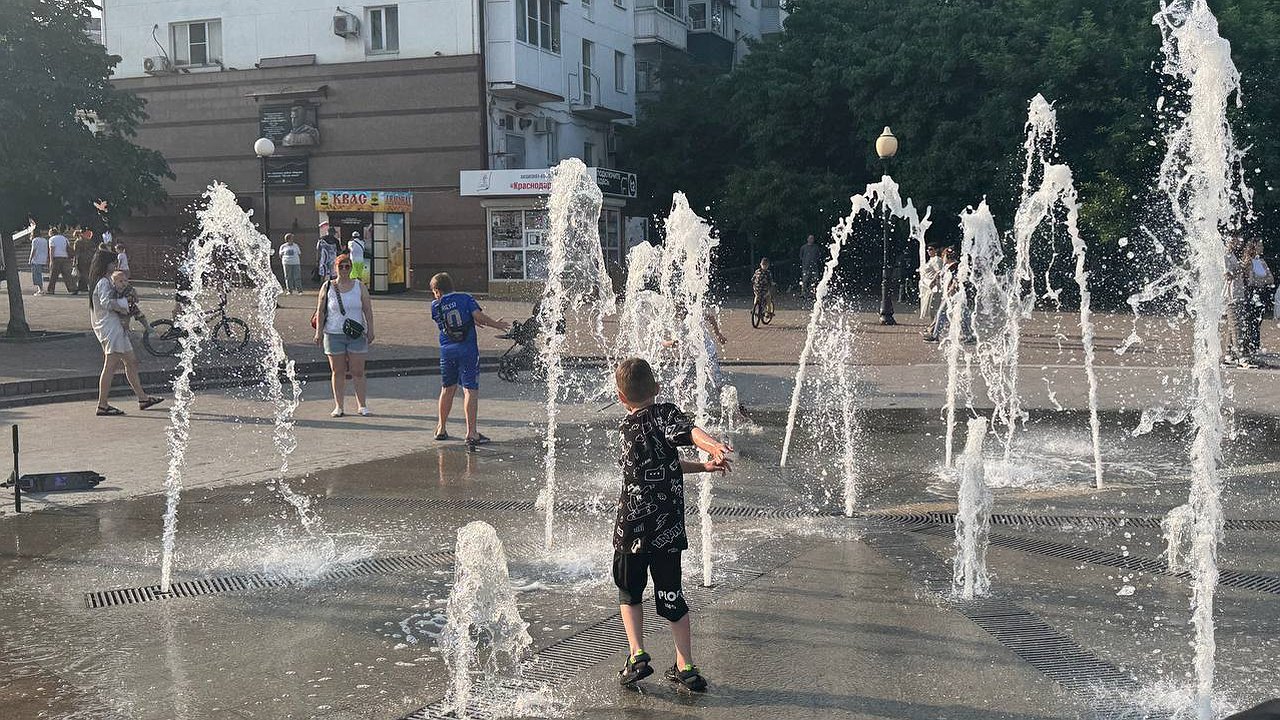 Главная картинка новости: Сегодня жара в Новороссийске: можно купаться, загорать, но главное не перегреваться