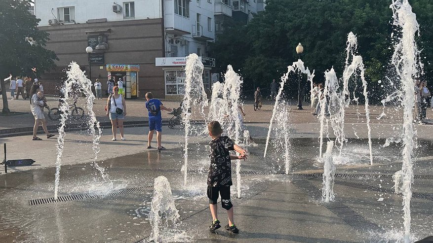 Главная картинка новости: Сегодня жара в Новороссийске: можно купаться, загорать, но главное не перегреваться
