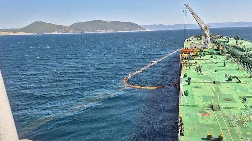 Главная картинка новости: На побережье Новороссийска устранили последствия нештатной ситуации с нефтью
