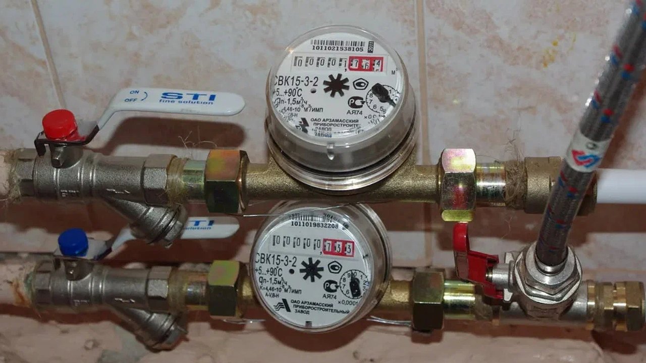 Главная картинка новости: «Придет новый счет». Всех, у кого в квартире есть счетчики, ждет новое правило с 5 сентября