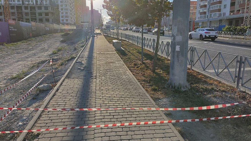 Главная картинка новости: Дети вместо пешеходов: школьники Новороссийска вынуждены идти по проезжей части из-за ремонта тротуара