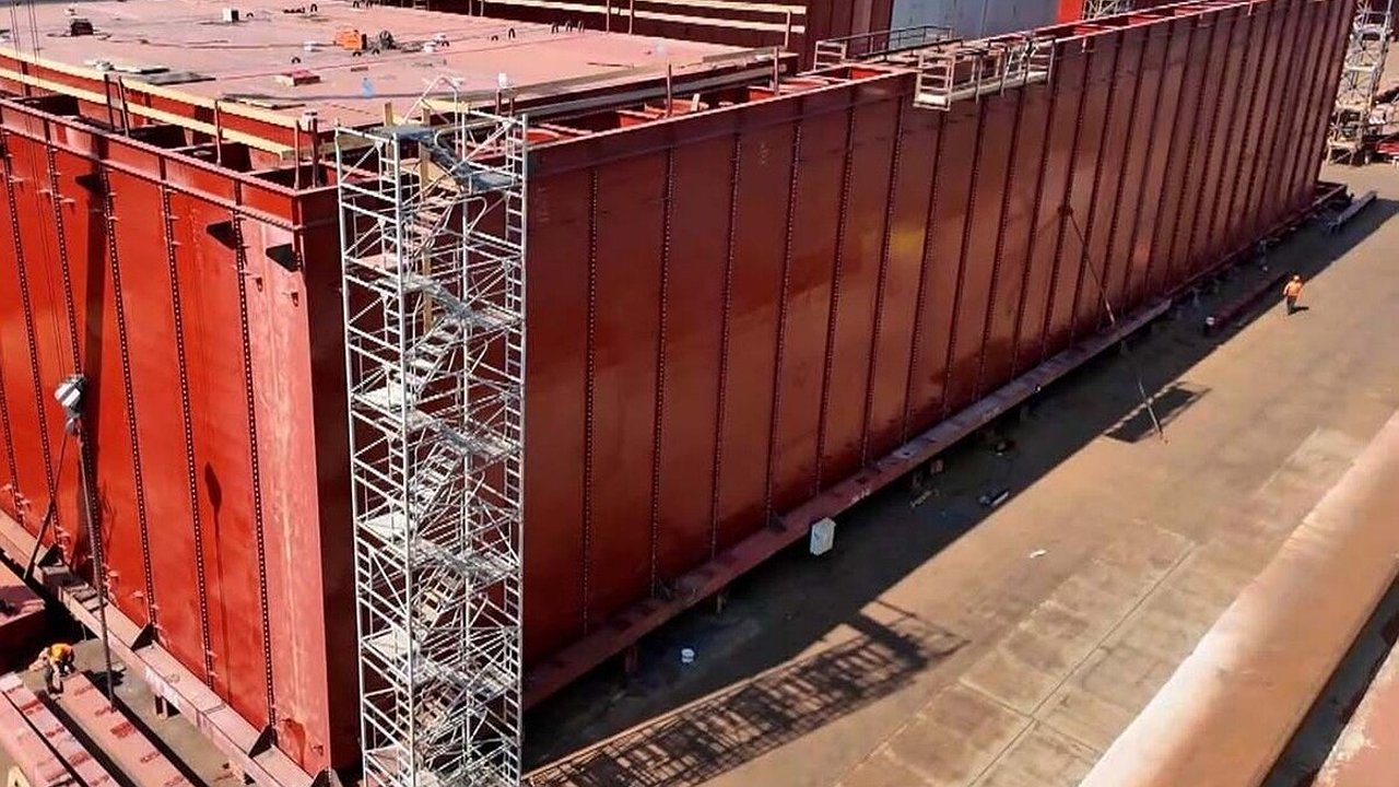 Главная картинка новости: В Новороссийске завершили сборку гигантских конструкций для изоляции затонувших танкеров