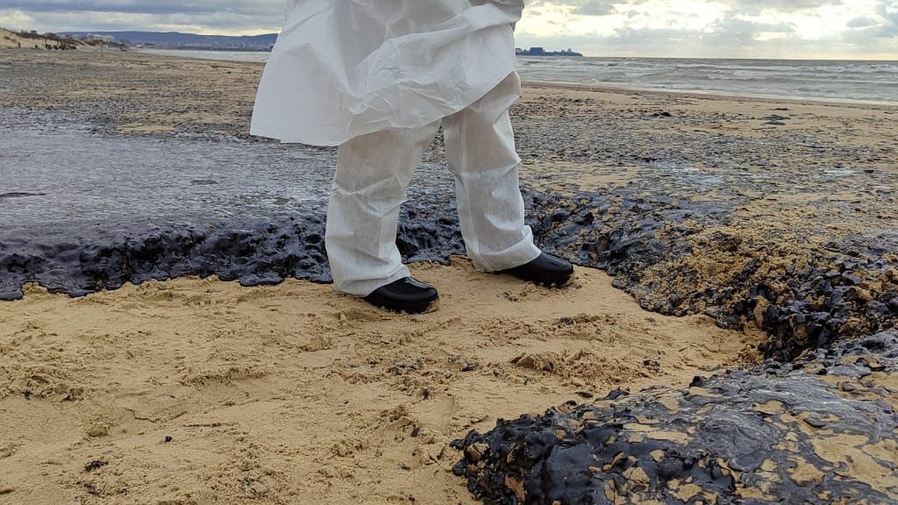 Главная картинка новости: Мазут с затонувших танкеров вновь всплыл на пляжах