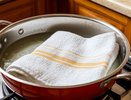 Забыла про стирку с кипячением: открыла лайфхак с двумя ложками на таз воды