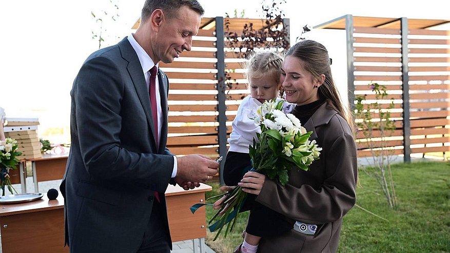 Главная картинка новости: Ко Дню города: 64 новороссийских ребенка-сироты получили ключи от новых квартир