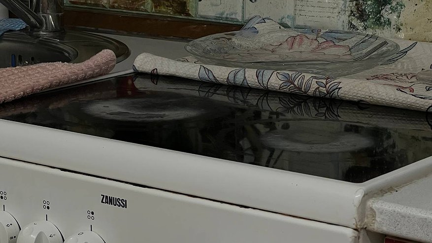 Главная картинка новости: «Протри на ночь плиту содой — утром заблестит как новая»: работает ли бабушкин метод