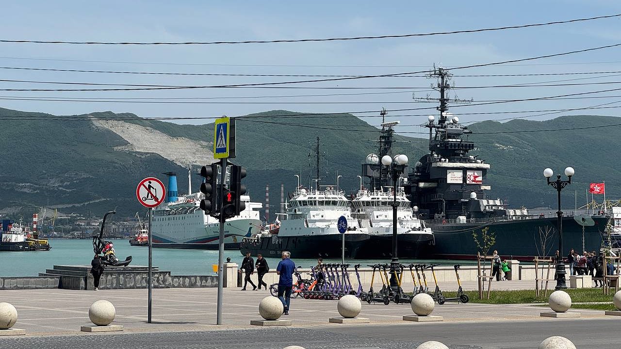 Главная картинка новости: На набережной Новороссийска установят 90 скамеек и 180 урн на 26 миллионов рублей