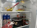 Соседи допытываются, почему мой холодильник не пахнет: а я просто кладу это в углу полки — работает лучше любого поглотителя запаха