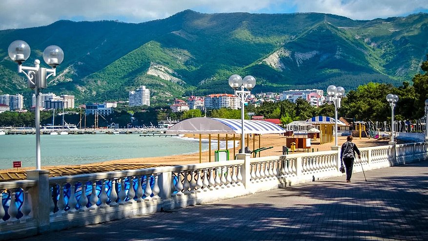 Главная картинка новости: Курорт-сюрприз: Абрау-Дюрсо обогнал столицы и вошел в топ-10 самых популярных направлений для отдыха