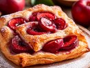 Выпечка со сливами, которая готовится быстрее, чем закипит чайник. Идеально для нежданных гостей