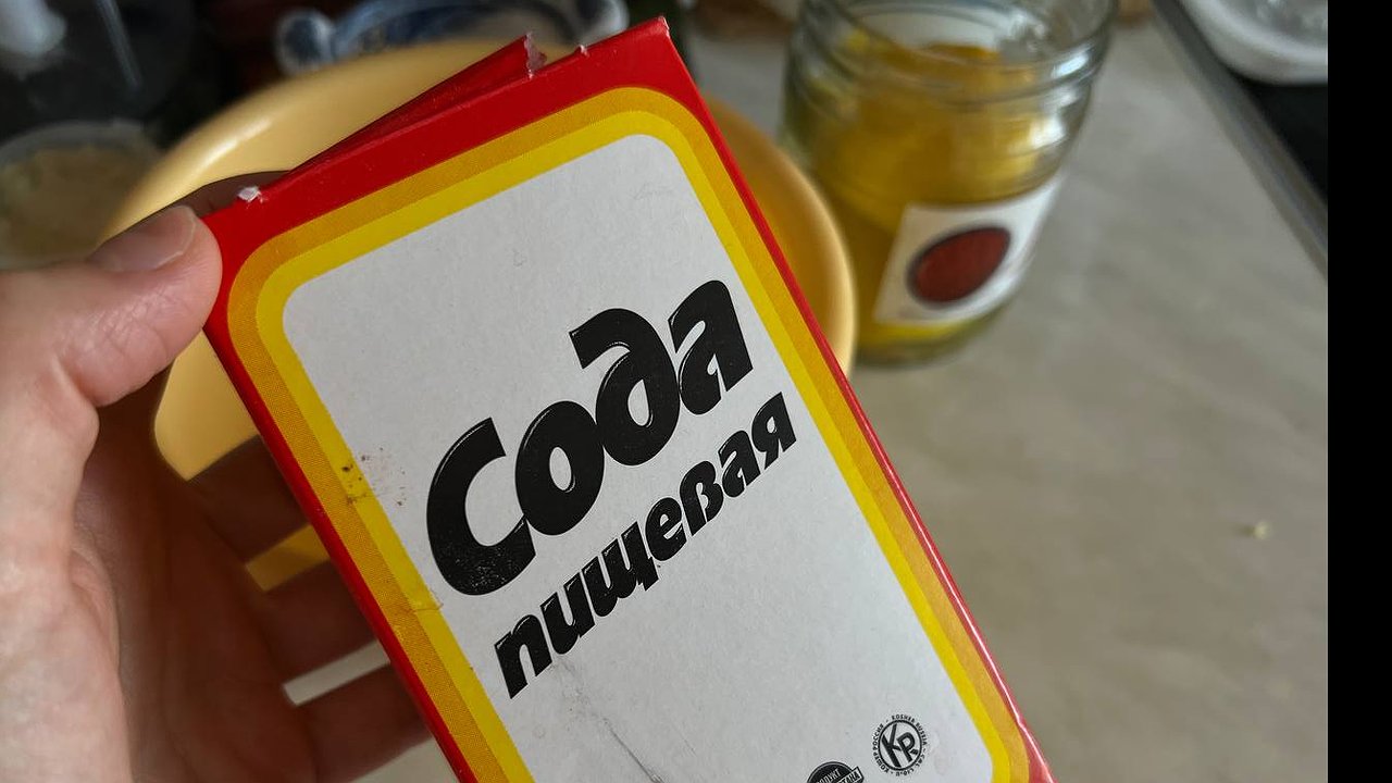 Главная картинка новости: Сода и кипяток — прощай, жир в духовке: старый метод, который заставит технику сиять без едкой химии