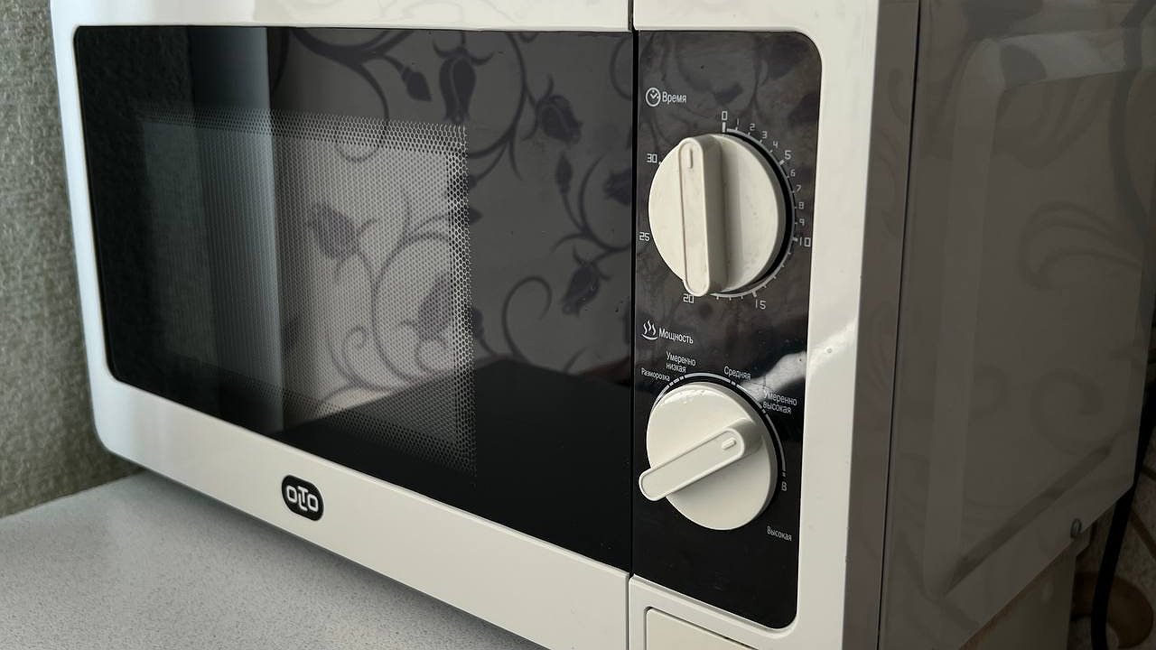 Главная картинка новости: Никогда не разогревайте еду в микроволновке таким способом: шеф-повар объяснил, как сохранить вкус и текстуру