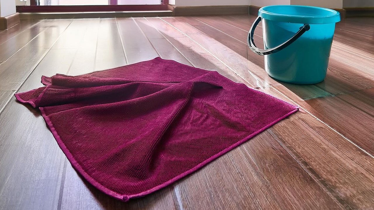 Главная картинка новости: Почему нельзя мыть полы горячей водой. Уборщицы со стажем раскрывают секрет идеального блеска