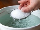 Стала мыть полы солёной водой — перемены в доме оценила вся семья: вот зачем нужно кинуть соль в ведро