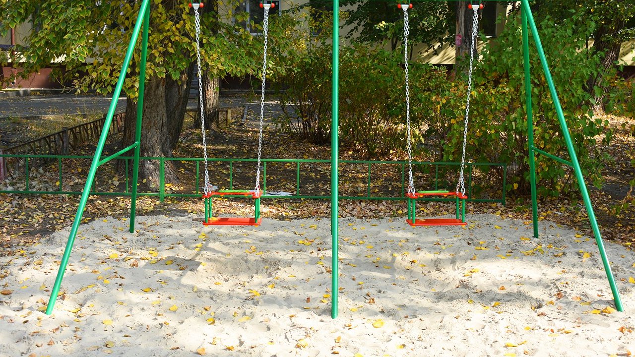 Главная картинка новости: Цена отказа: школьница устроила «разборки» с ножом из-за качелей в Новороссийске