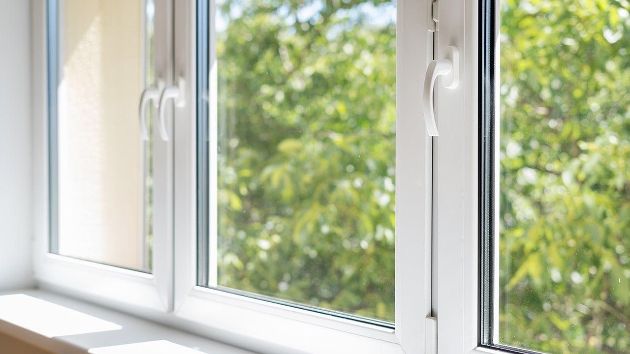 Главная картинка новости: Первый этап восстановления: в пострадавшем от взрыва доме в Новороссийске поменяли все окна