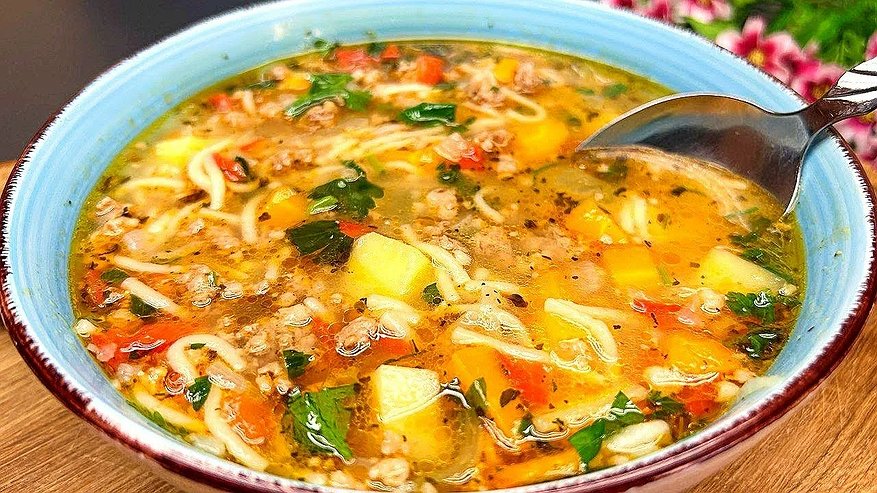 Главная картинка новости: Черствый хлеб — мой секретный ингредиент: как сделать суп с насыщенным вкусом без мяса