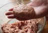 Миниатюра новости: Что добавить в фарш для сочности, если котлеты всегда выходят сухими — маленький секрет моей бабушки