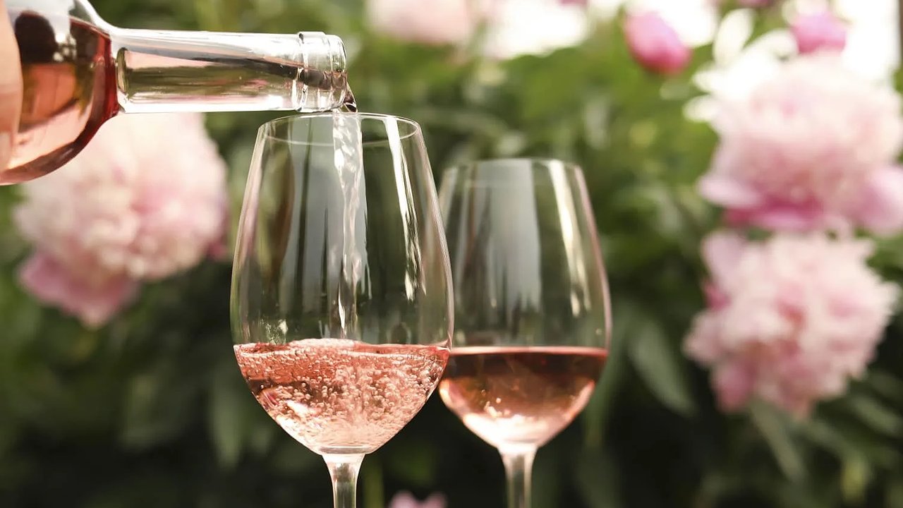 Главная картинка новости: Кубань встречает осень винным фестивалем: что ждет гостей Черноморской винной недели