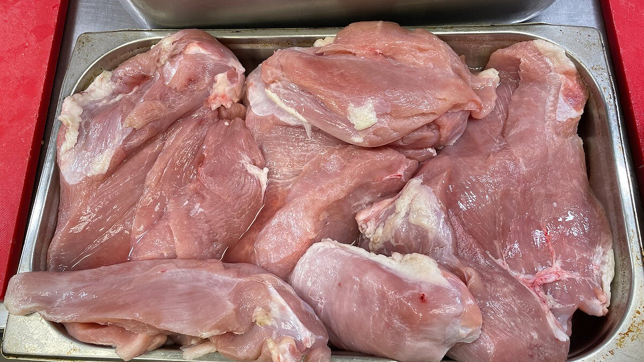 Главная картинка новости: Секрет мягкого мяса: перед готовкой сбрызните его этим напитком — результат вас удивит