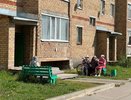 Пенсионерам с двушками выдают особые браслеты — что за ними кроется
