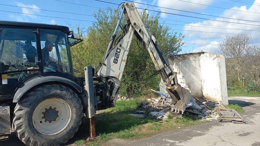 Главная картинка новости: Новороссийск очищают от самостроев: 66 незаконных построек демонтировали за 9 месяцев