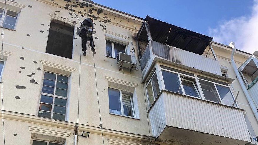 Главная картинка новости: Восстановление началось: в Новороссийске ремонтируют дома, поврежденные при атаке дронов